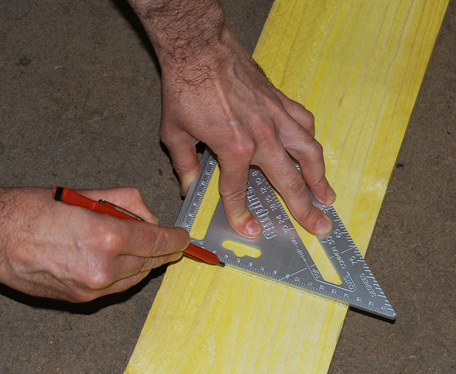 Utilisation de l'équerre à chevron aluminium RAFTER avec un crayon à mine