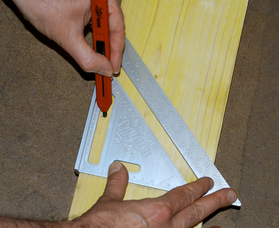 Utilisation de l'équerre à chevron aluminium RAFTER avec un crayon à mine