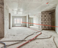 Laser rouge dans un batiment en construction