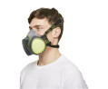 Homme avec tee shirt blanc portant le demi masque filtrant jetable