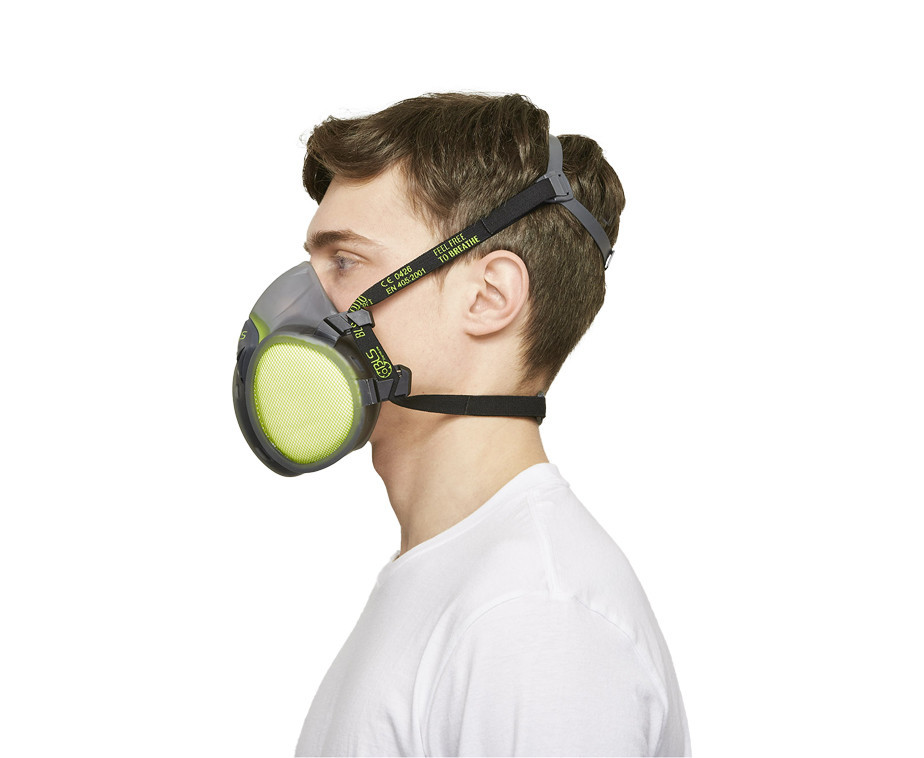 Homme avec tee shirt blanc portant le demi masque filtrant jetable