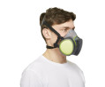 Homme avec tee shirt blanc portant le demi masque filtrant jetable